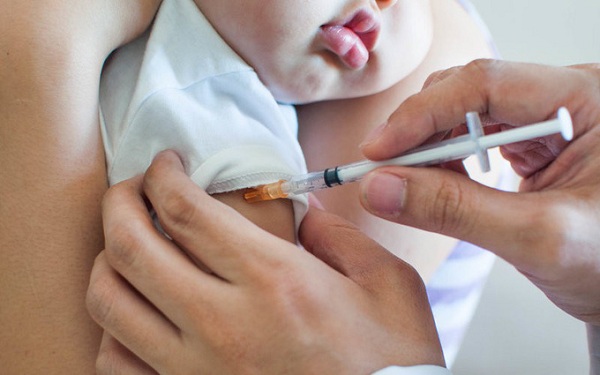 Nỗ lực phối hợp để sớm hoàn tất thủ tục, cung ứng kịp thời vaccine sởi, DPT tiêm miễn phí cho trẻ - Ảnh 1.