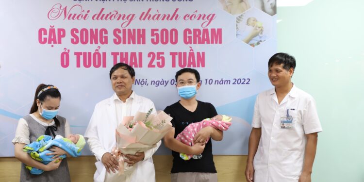 Bệnh viện Phụ sản Trung ương nuôi sống thành công cặp song sinh nặng 500g, chào đời ở tuần thai thứ 25