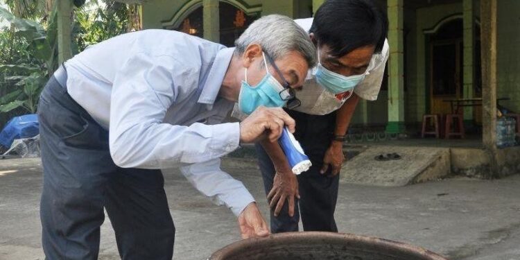 “Săn” muỗi cùng lực lượng y tế ở Tiền Giang