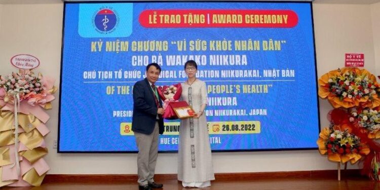 Bộ Y tế tặng Kỷ niệm chương “Vì sức khỏe nhân dân” cho bà WakakoNiikura Chủ tịch Tổ chức Juridical Foundation Niikurakai – Nhật Bản