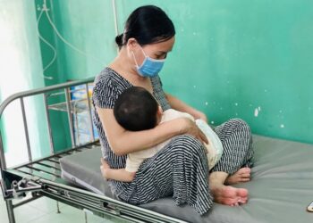 TP.HCM: Bệnh hô hấp tăng, trẻ ồ ạt nhập viện