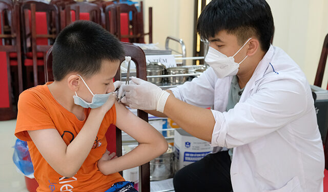 Bộ Y tế: Vẫn còn một số nơi tiêm vaccine COVID-19 mũi 3 và 4, tiêm cho trẻ em tỷ lệ thấp