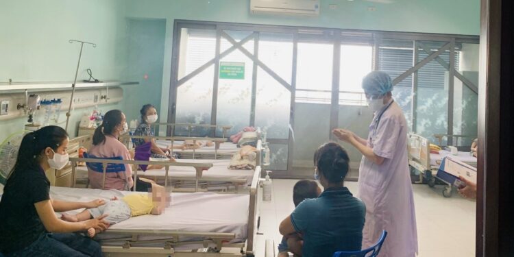 Trẻ nhiễm virus Adeno, khi nào thì cần nhập viện điều trị nội trú?