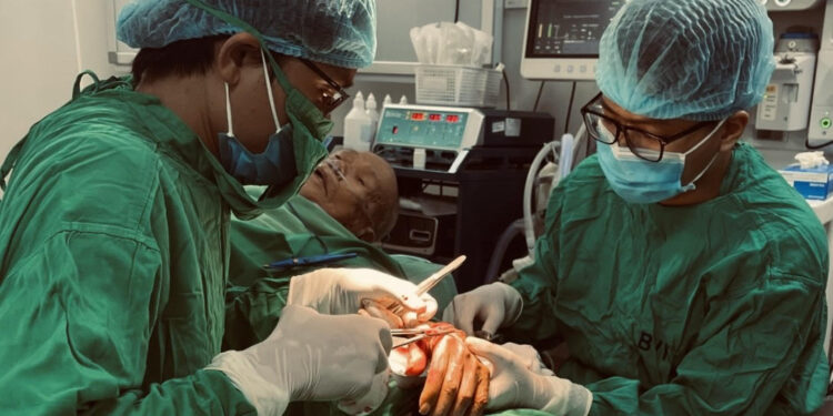 Phẫu thuật thành công cho cụ ông 107 tuổi mắc ung thư da vùng bàn tay