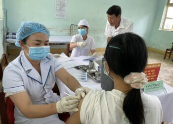 Hàng loạt tỉnh, thành vẫn tiêm vaccine COVID-19 mũi 3 và 4, tiêm cho trẻ từ 5 – dưới 12 tuổi chậm, thấp