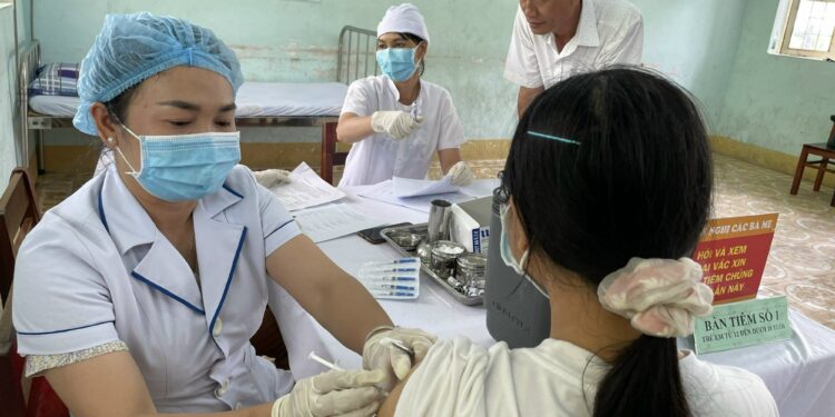 Hàng loạt tỉnh, thành vẫn tiêm vaccine COVID-19 mũi 3 và 4, tiêm cho trẻ từ 5 – dưới 12 tuổi chậm, thấp