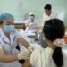 Hàng loạt tỉnh, thành vẫn tiêm vaccine COVID-19 mũi 3 và 4, tiêm cho trẻ từ 5 – dưới 12 tuổi chậm, thấp