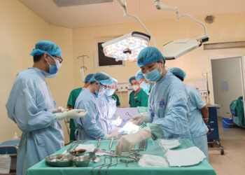 Kip phẫu thuật liên viện mổ cấp cứu 2 trong 1 “vừa mổ bắt con, vừa phẫu thuật điều trị ung thư” cho sản phụ 31 tuần