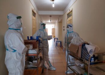 Nỗ lực của thầy thuốc BV Bạch Mai kiểm soát ‘vùng vàng’ ở Hà Nội trước Tết Nguyên đán