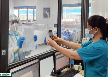 ‘Vắt chân’ chạy để giành giật sự sống cho bệnh nhân COVID-19 nguy kịch