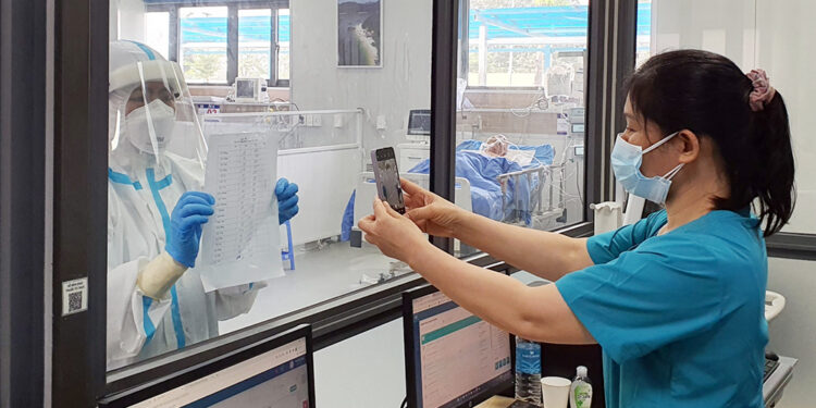 ‘Vắt chân’ chạy để giành giật sự sống cho bệnh nhân COVID-19 nguy kịch