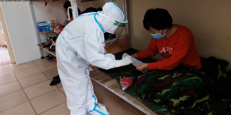 Những người thầm lặng bên trong khu điều trị COVID-19 của quận ‘nóng’ nhất Hà Nội