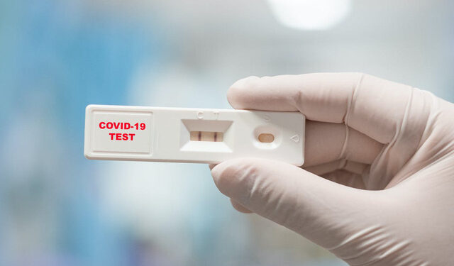 Khi tự test nhanh COVID-19 dương tính, người dân Hà Nội cần làm gì?