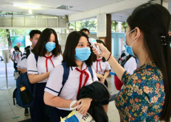 Học sinh nhiều tỉnh thành đi học trở lại trong tuần cuối cùng của năm