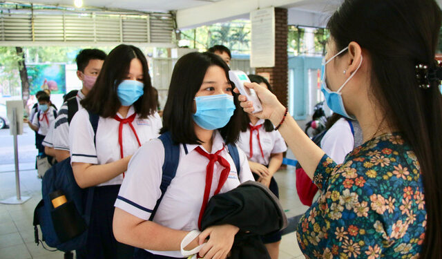 Học sinh nhiều tỉnh thành đi học trở lại trong tuần cuối cùng của năm