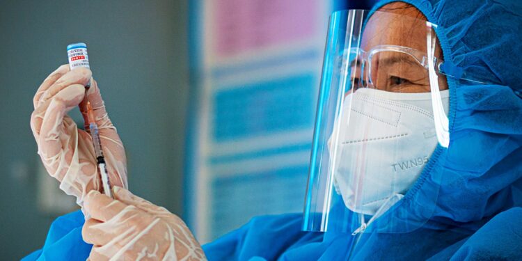 Hải Phòng: Số ca dương tính vượt 5000 ca, người trong ‘vùng đỏ, cam’ đi chợ bằng phiếu