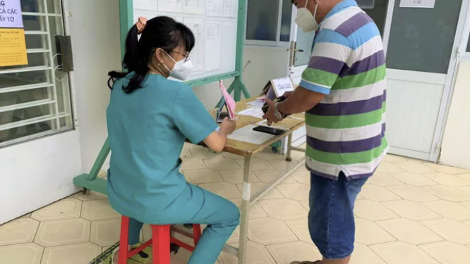 Tâm sự của cán bộ y tế cơ sở về chuyện ‘một người chăm cả nghìn dân’