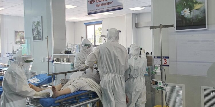 F0 tăng nhanh, nhiều bệnh nhân nặng, nguy kịch, Hà Nội gấp rút lập thêm khu điều trị