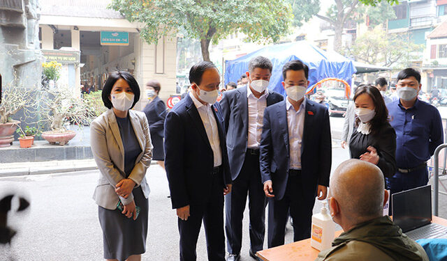 Hà Nội: Huy động lực lượng y tế tư nhân, cán bộ nghỉ hưu để chăm sóc F0 khi cần thiết