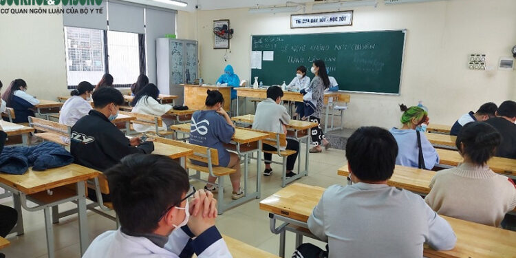 Ngày đầu Hà Nội tiêm vaccine cho học sinh THPT