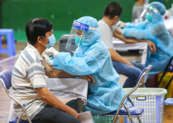 Chiều 14/12: Cả nước đã tiêm trên 133,7 triệu liều vaccine phòng COVID-19; 5 tỉnh nào tiêm mũi 1 thấp dưới 85%?