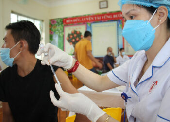 Quảng Ninh triển khai tiêm vaccine mũi 3, thu phí điều trị F0 nếu từ chối tiêm
