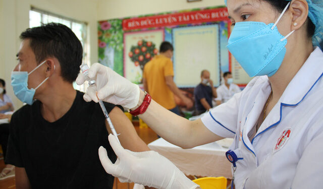 Quảng Ninh triển khai tiêm vaccine mũi 3, thu phí điều trị F0 nếu từ chối tiêm