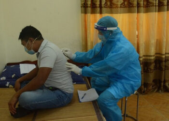 Giám đốc Sở Y tế Hà Nội: Điều trị F0 nhẹ tại nhà cần theo dõi dấu hiệu chuyển nặng để đưa bệnh nhân đến cơ sở y tế