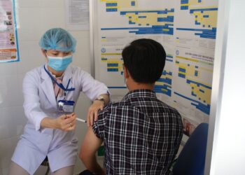 Sáng 21/12: Các biến thể COVID-19 mới có thể vẫn xuất hiện làm dịch phức tạp, phải đẩy nhanh tiêm vaccine