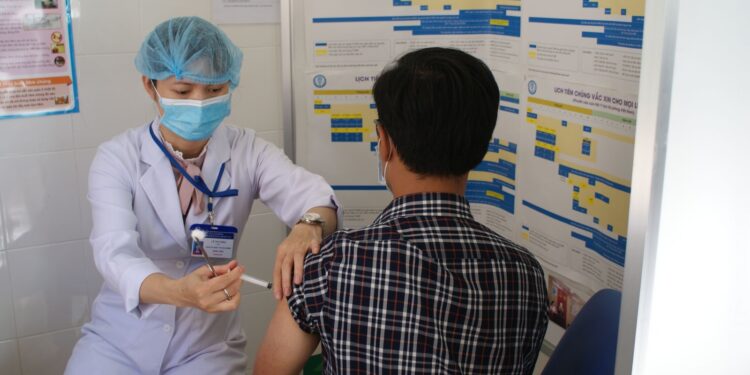 Sáng 21/12: Các biến thể COVID-19 mới có thể vẫn xuất hiện làm dịch phức tạp, phải đẩy nhanh tiêm vaccine