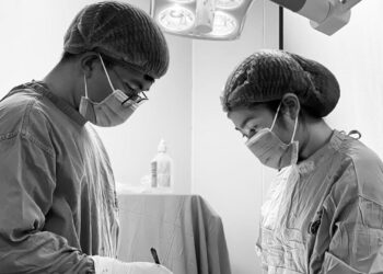 Bệnh viện K phẫu thuật thành công cho 2 anh em sinh đôi mắc bệnh hiếm gặp với hàng trăm khối u trên cơ thể