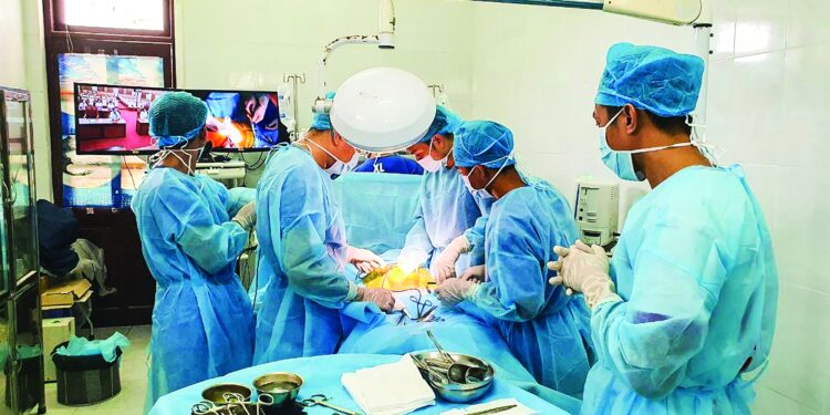 Áo trắng nơi đầu sóng