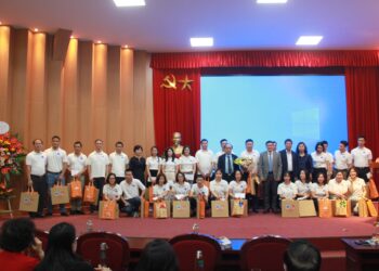 Tôn vinh những chiến sĩ áo trắng chi viện điều trị bệnh nhân COVID-19