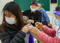 F0 leo thang gần 2.000 ca/ngày, Hà Nội gấp rút tiêm mũi 3 cho người dân