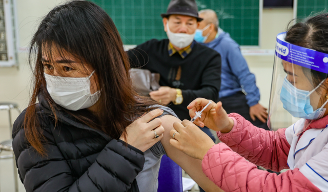 F0 leo thang gần 2.000 ca/ngày, Hà Nội gấp rút tiêm mũi 3 cho người dân