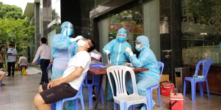 Hà Nội thêm 56 ca cộng đồng tại 13 quận, huyện, các ổ dịch tăng không ngừng ca nhiễm