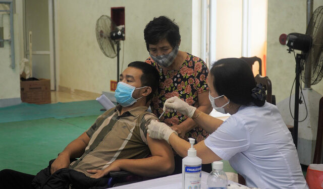 200 người khuyết tật tại Quảng Bình được tiêm vaccine phòng COVID-19