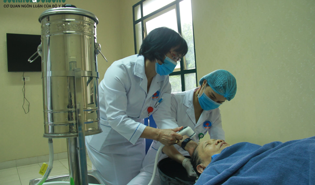 Nhân viên y tế cần mẫn gội đầu, cắt móng tay… tri ân người bệnh