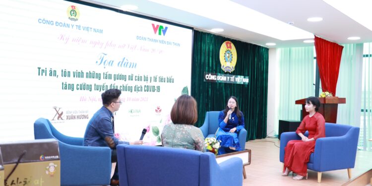 Những ‘bông hoa’ khoác áo blouse trên tuyến đầu chống dịch