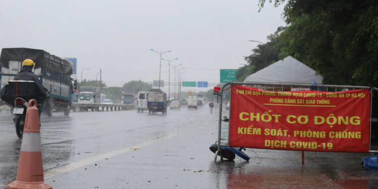Dừng kiểm tra giấy tờ tại các chốt cửa ngõ, người dân thoải mái ra vào thủ đô