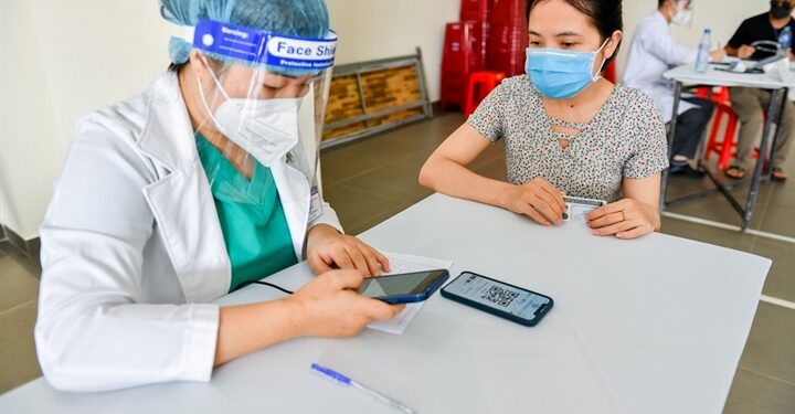 Ứng dụng công nghệ trong tiêm chủng tại Nhà Bè