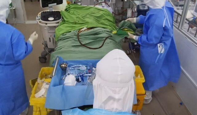 Sản phụ lao màng phổi mắc COVID-19 được cứu sống ngoạn mục