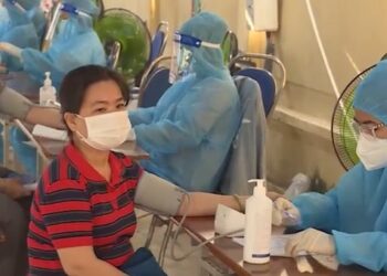 Khánh Hòa: Tiêm vaccine phòng COVID-19 cho cả người không có hộ khẩu tạm trú