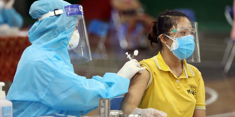 Hà Nội: Cảnh báo tình trạng người bệnh test nhanh dương tính tự đến cơ sở điều trị tầng 2 – 3