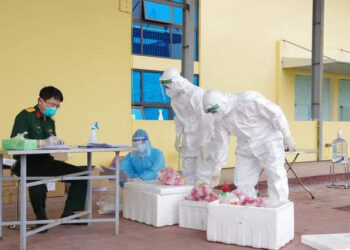 Thêm nhiều học sinh mắc COVID-19, quân y hỗ trợ Hà Nam xét nghiệm sàng lọc diện rộng