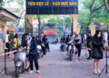 Học sinh lớp 12 ở Hà Nội đi học trở lại