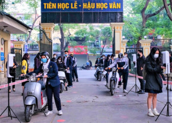 Học sinh lớp 12 ở Hà Nội đi học trở lại