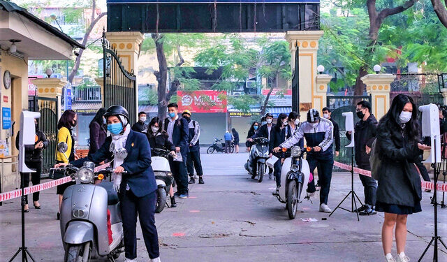 Học sinh lớp 12 ở Hà Nội đi học trở lại