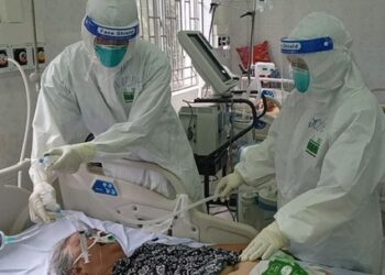Điều dưỡng cõng bệnh nhân COVID-19, ôm bình oxy 20kg leo 3 tầng, kịp thời cứu sống người bệnh