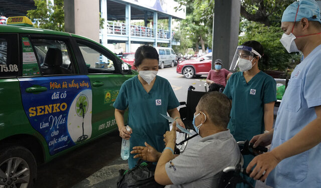 TP HCM: Bệnh nhân COVID-19 nặng hơn 100kg được xuất viện